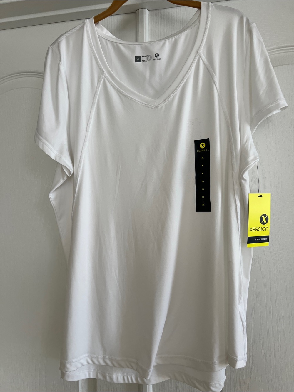 Xersion White Women's V-Neck Short Sleeve Active Tee
